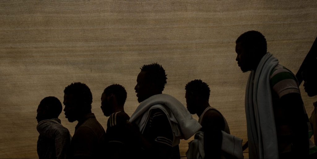 taranto giovane gambia suicida