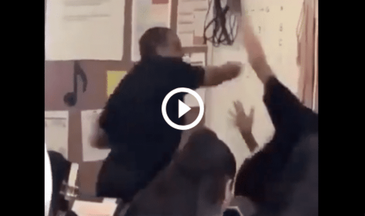 Professore picchia studente