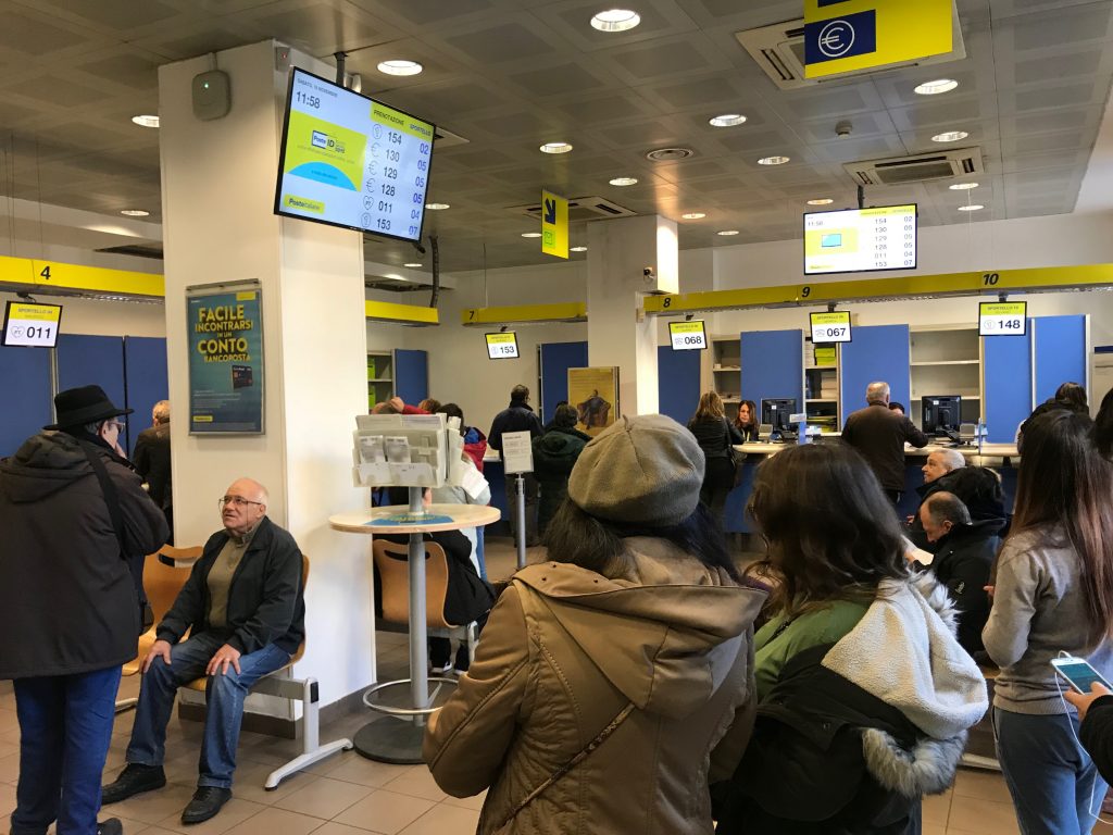 donna cacciata da ufficio postale