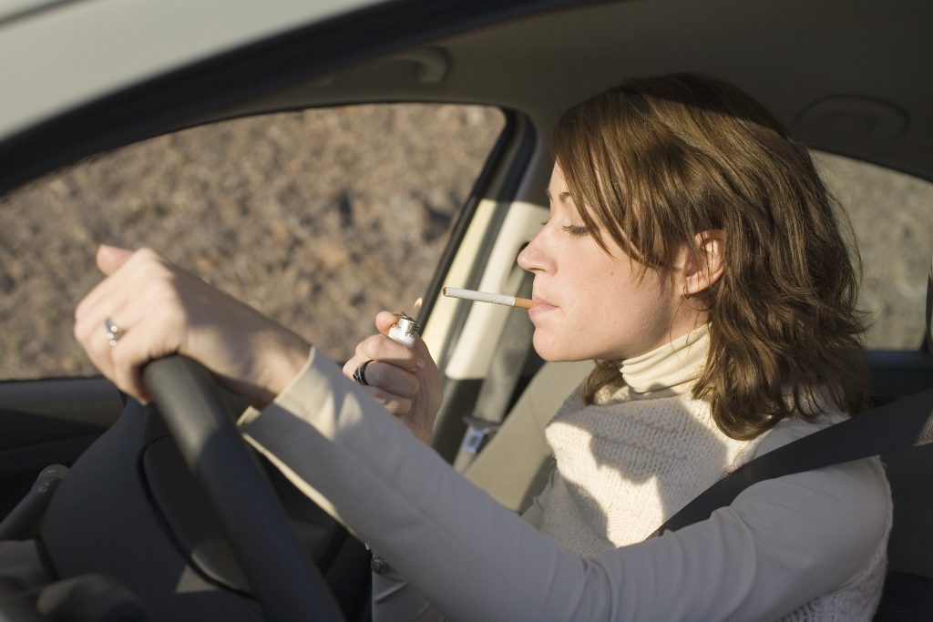 Fumare alla guida: multe in arrivo