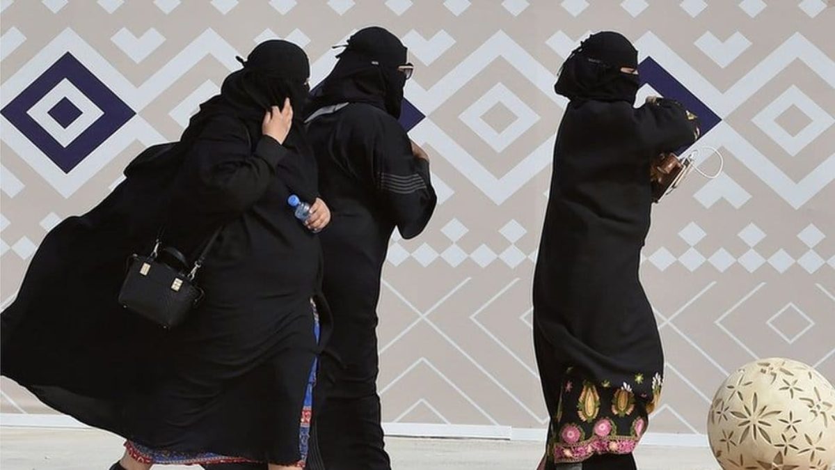 arabia saudita protesta donne abaya