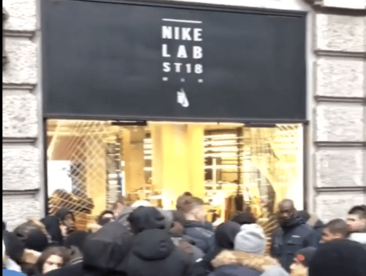 scarpe Nike Store Milano folla