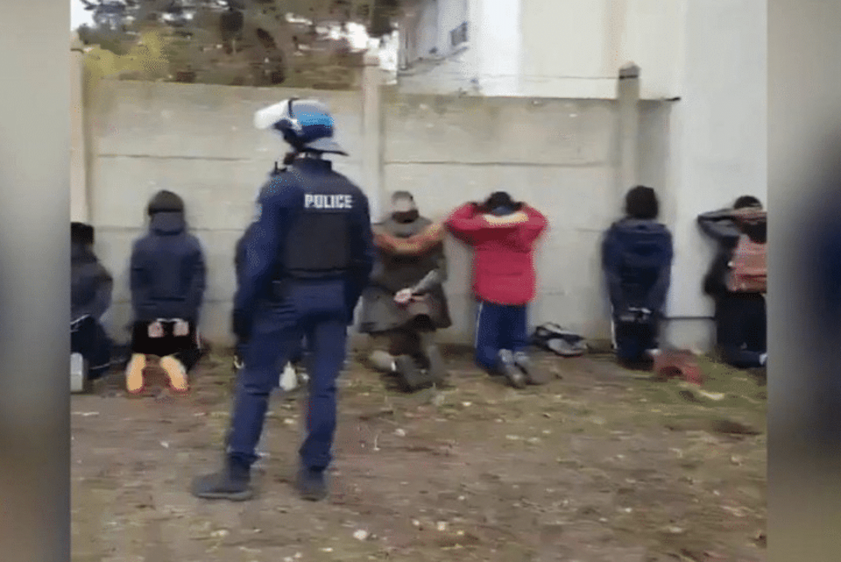 Risultati immagini per studenti francesi inginocchiati immagini