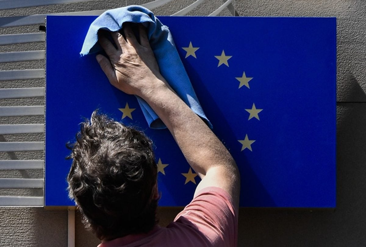 bandiera europa contro salvini