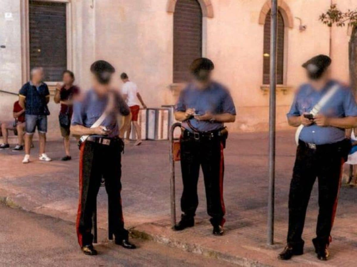 In servizio con lo smartphone: lo scatto virale costa caro ai carabinieri