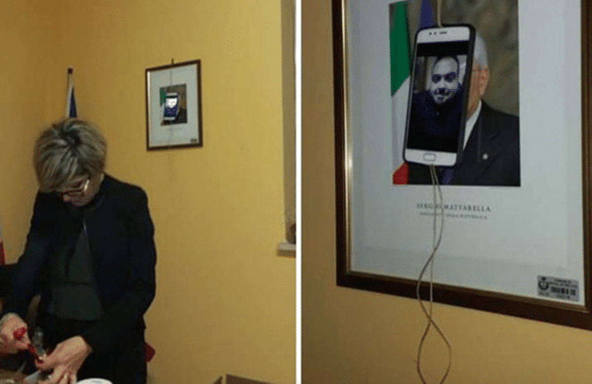 selfie foto camuffata mattarella