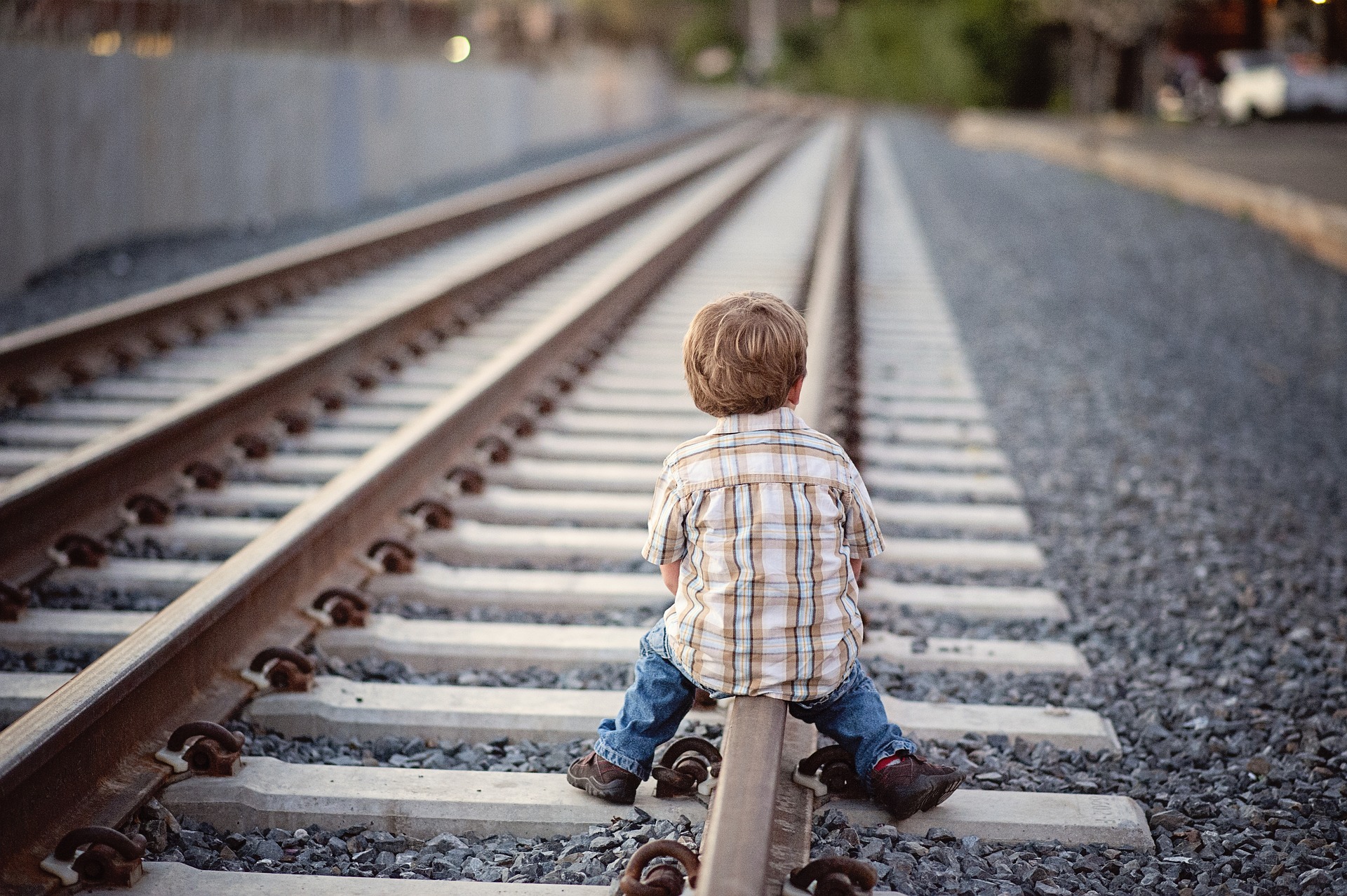 Детям про железную дорогу. Железная дорога для детей. Дети на ЖД путях. Ребенок на путях и поезд. Мальчик на дороге.