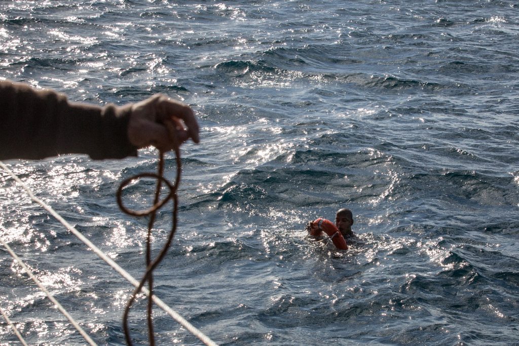 migranti naufragio marina militare italiana