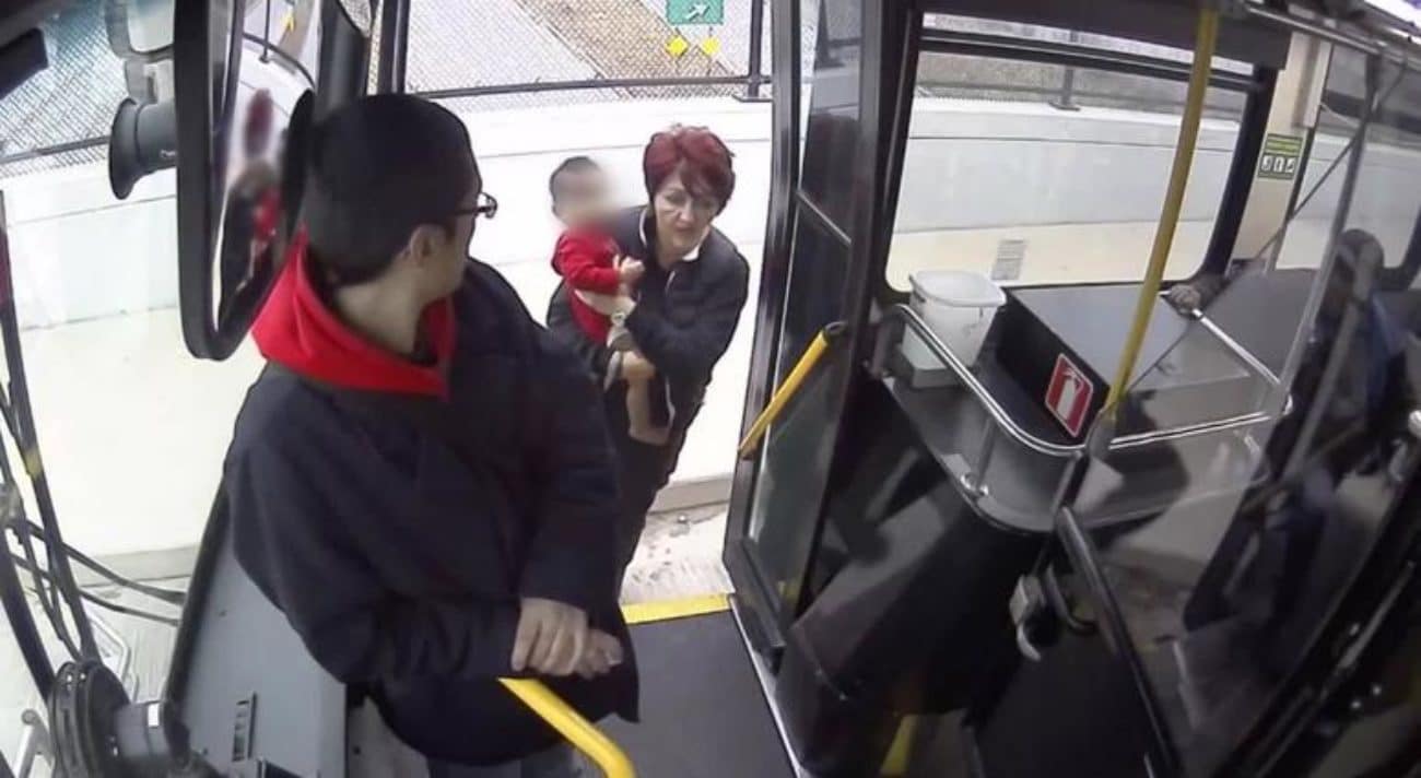 salvataggio bambino autobus