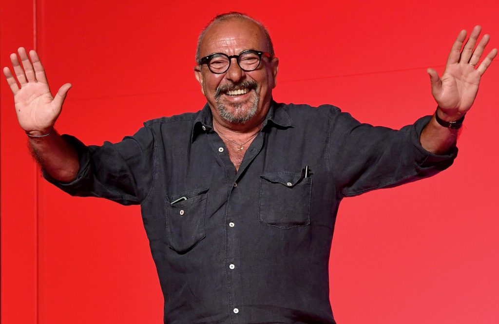 Facebook censura Vauro