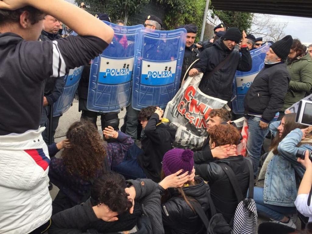 Polizia Studenti contro Di Maio