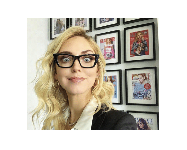 Chiara Ferragni indossa gli occhiali in ufficio (a lavoro) e viene insultata