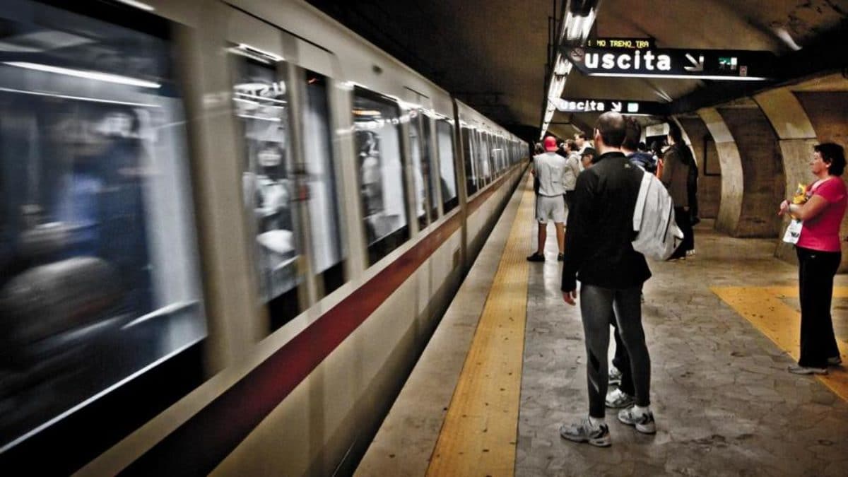 metro roma scala mobile bloccata