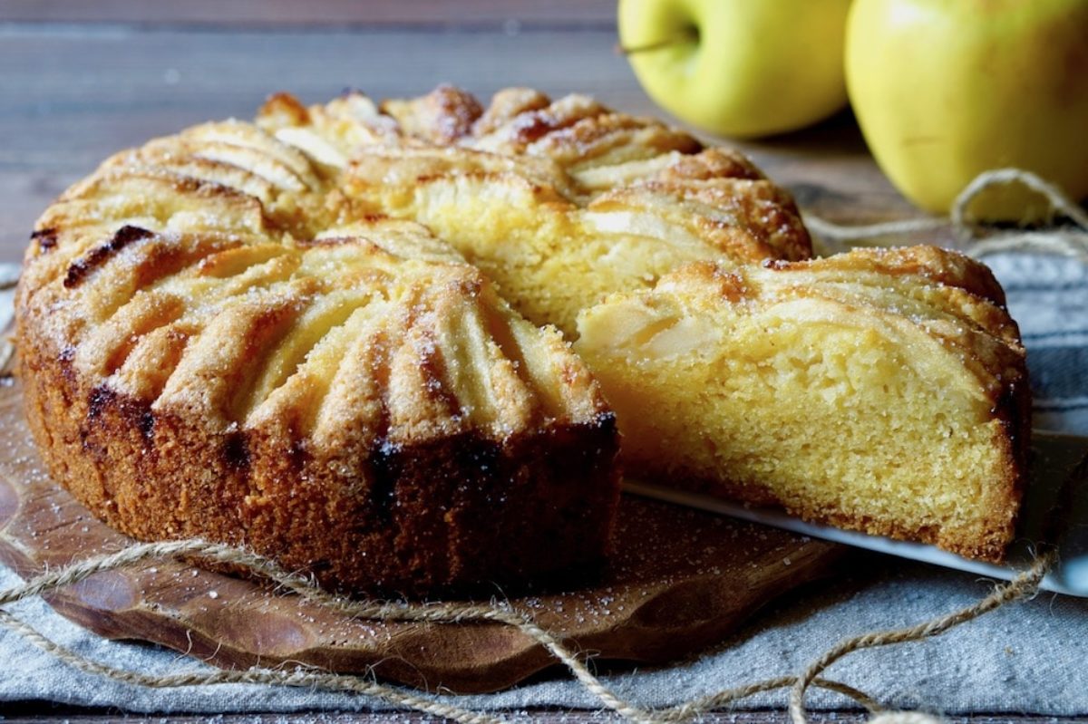 Torta di mele: come riuscire a farla super soffice | Ricetta e consigli