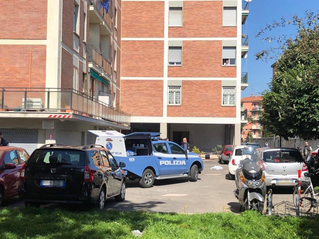 Due ragazzini sono morti dopo essere precipitati dall'ottavo piano di un palazzo della periferia di Bologna, via Quirino di Marzio. Dalle prime informazioni si tratta di un 14enne e un 11enne. Sul posto la Polizia e il 118 che ha tentato invano di rianimarli. Al momento non si conoscono le cause di quello che è successo, Bologna, 23 marzo 2019. ANSA