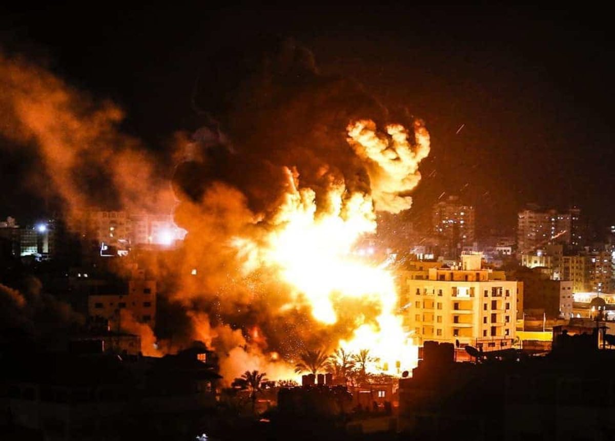 israele bombarda gaza razzi
