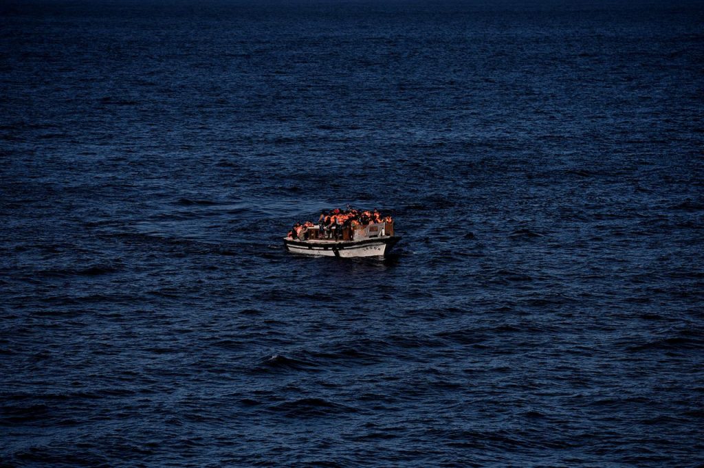 migranti dirottano mercantile libia