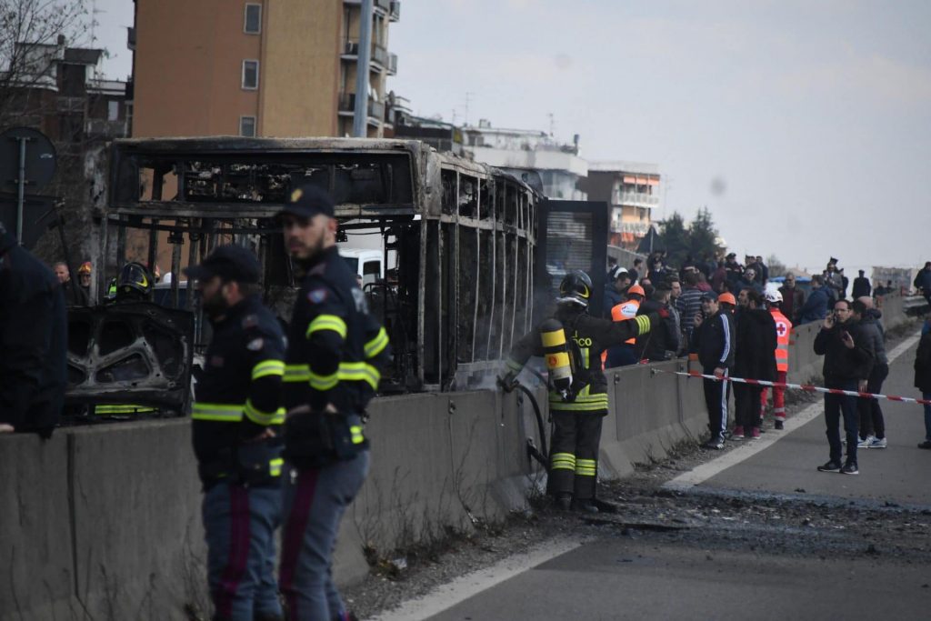 milano bus in fiamme