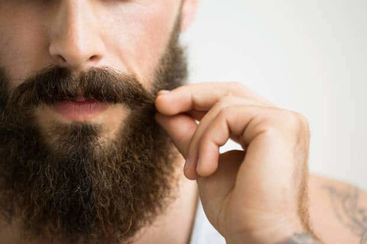uomini barba testicoli