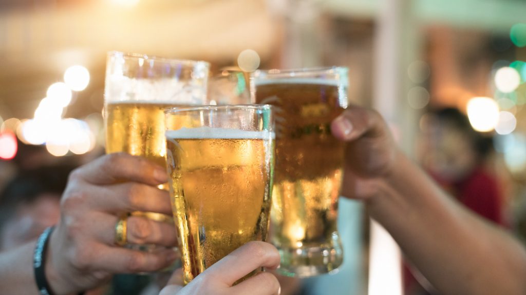 costringe nipote a bere birra