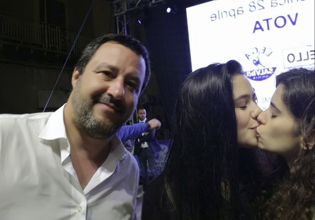 matteo salvini selfie bacio lesbiche