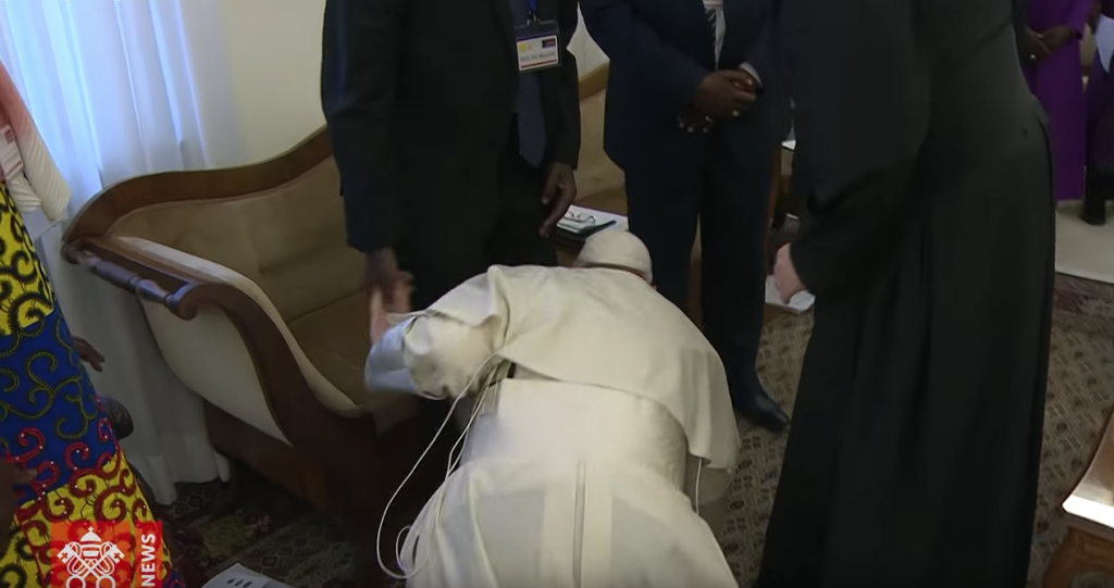 papa francesco bacio piedi sud sudan