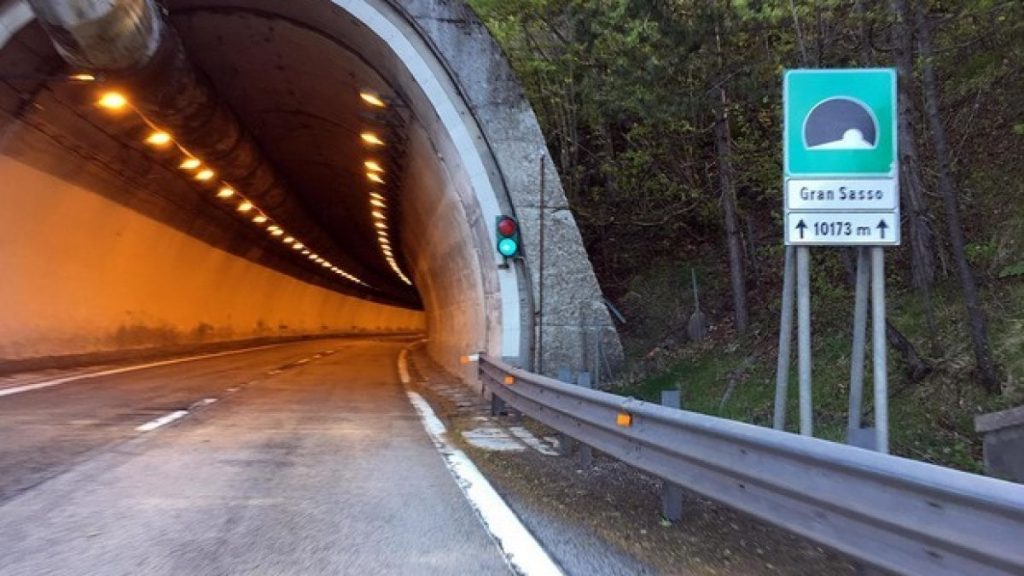 Tunnel Gran Sasso chiusura