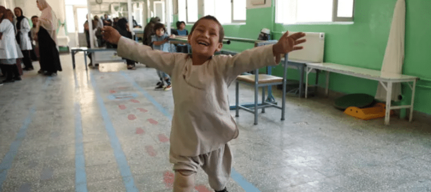 Bambino afghano balla protesi