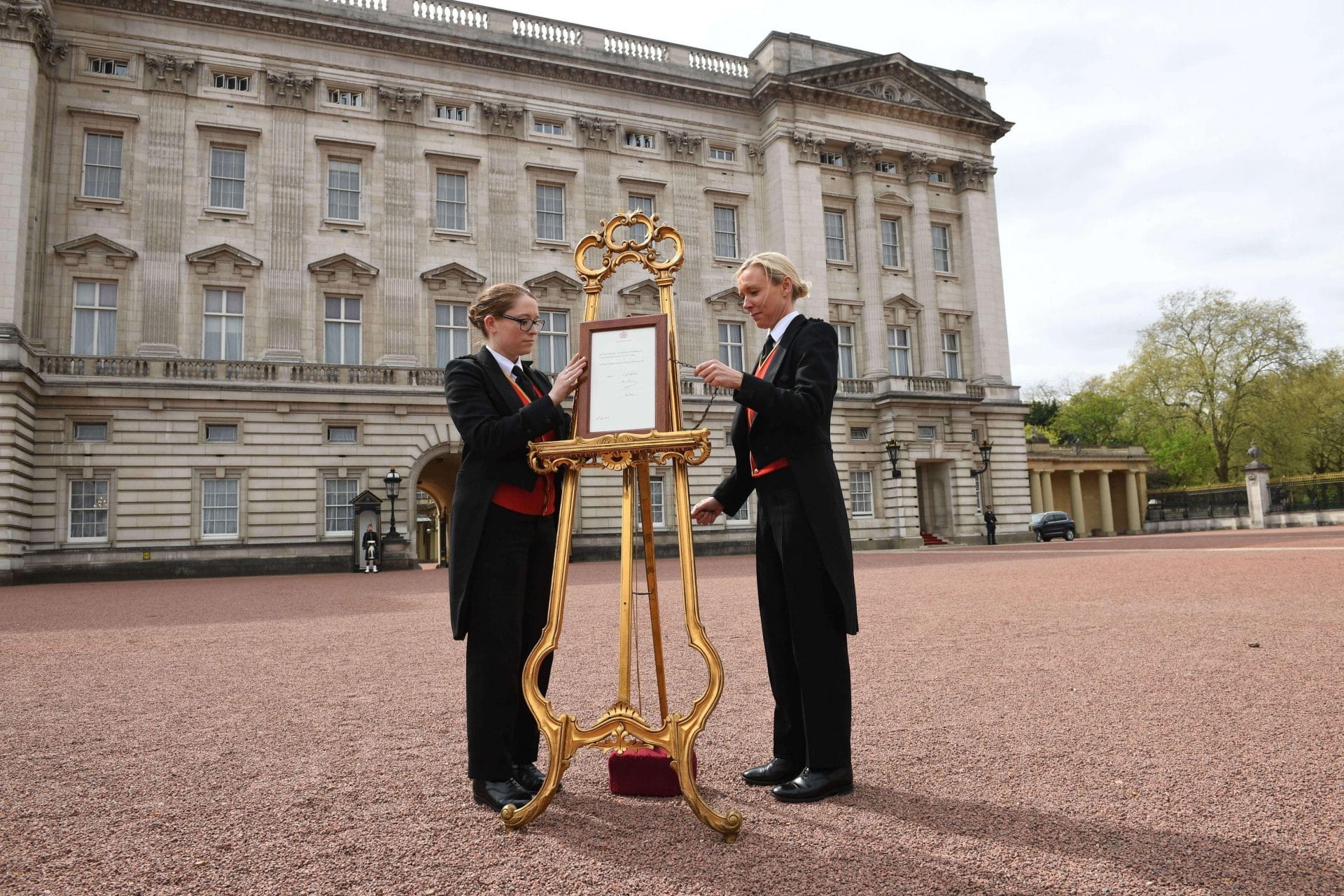 Royal Baby nato, il video dell'affissione dell'annuncio a Buckingham Palace