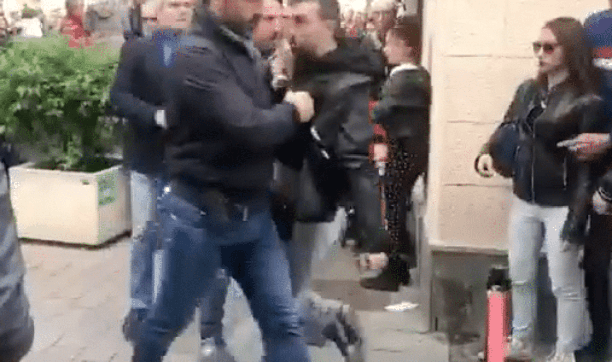 Salvini contestato manifestante picchiato