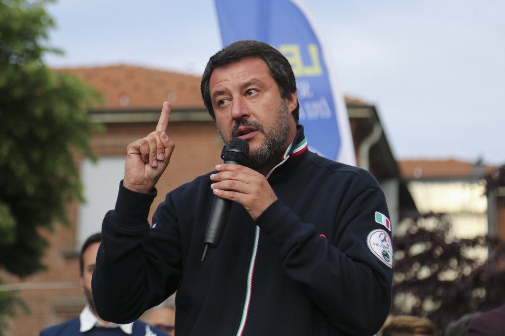 Striscioni contro Salvini