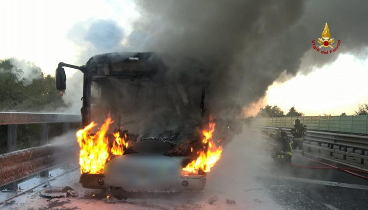 Rovigo autobus studenti prende fuoco