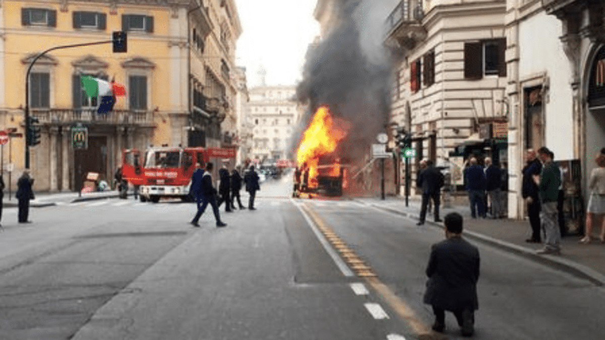 bus fiamme roma