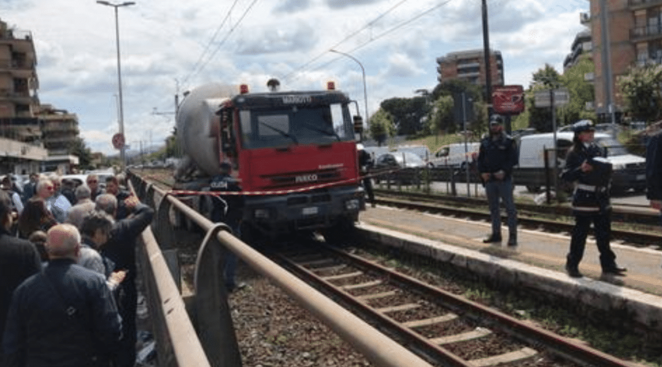 Incidente via Casilina Roma oggi: betoniera travolge le ...