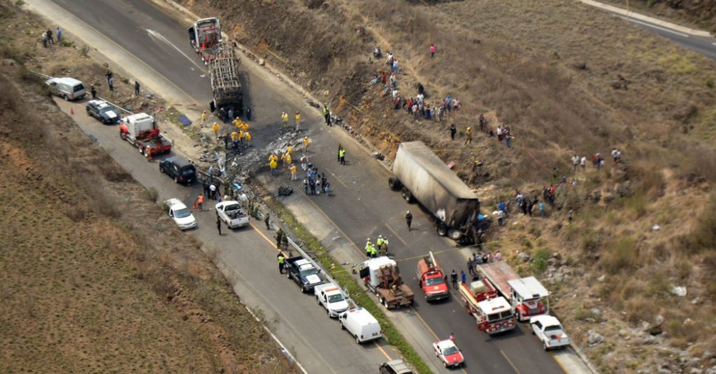messico tir contro bus turistico