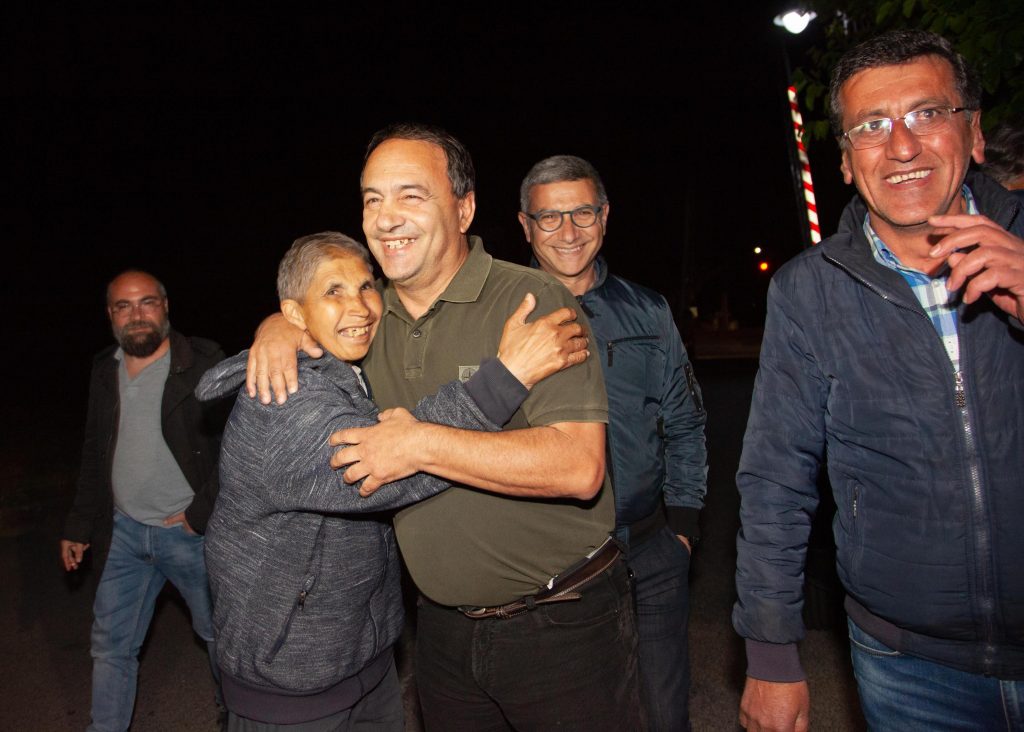 mimmo lucano torna a riace