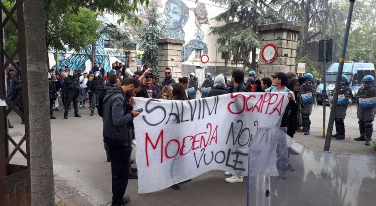 Scontri Modena Salvini contestato
