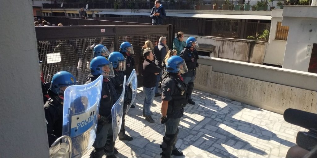 casal bruciato rom scontri