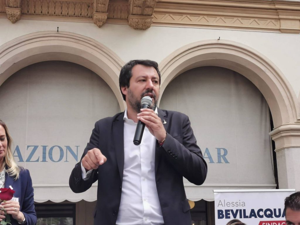 striscioni contro Salvini indagine