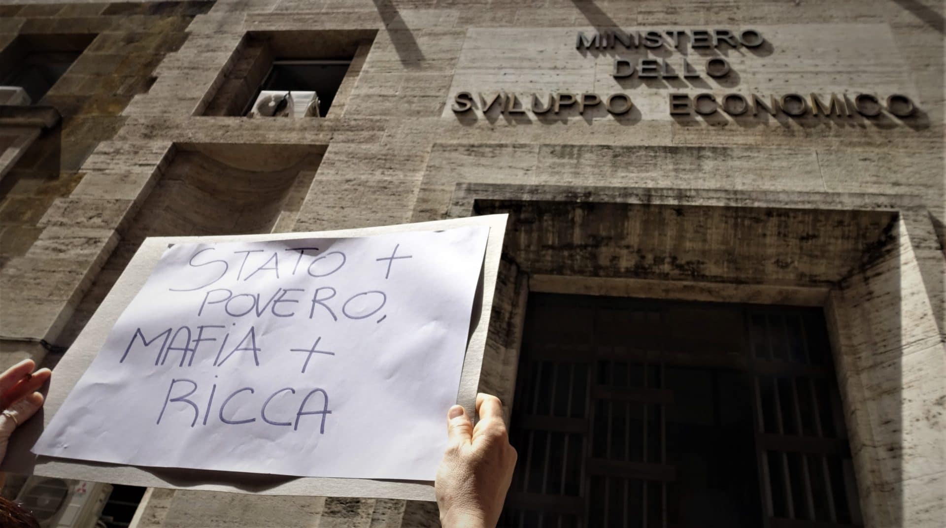 Cannabis light protesta commercianti