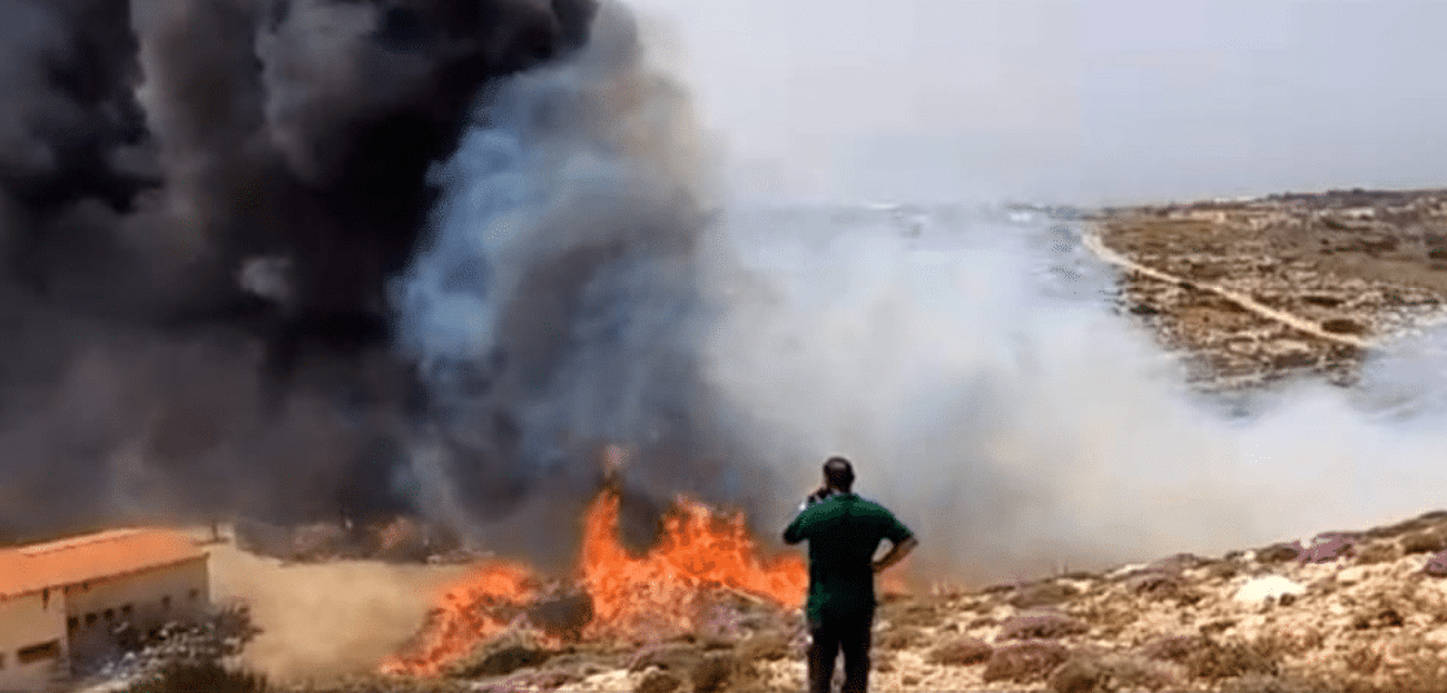 Lampedusa incendio centro raccolta rifiuti
