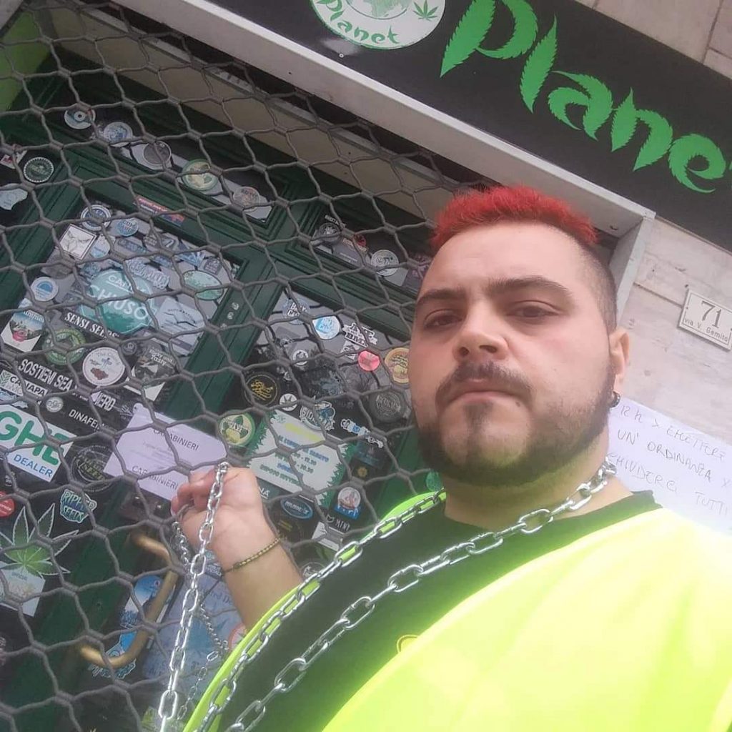 cannabis light venditore incatenato protesta