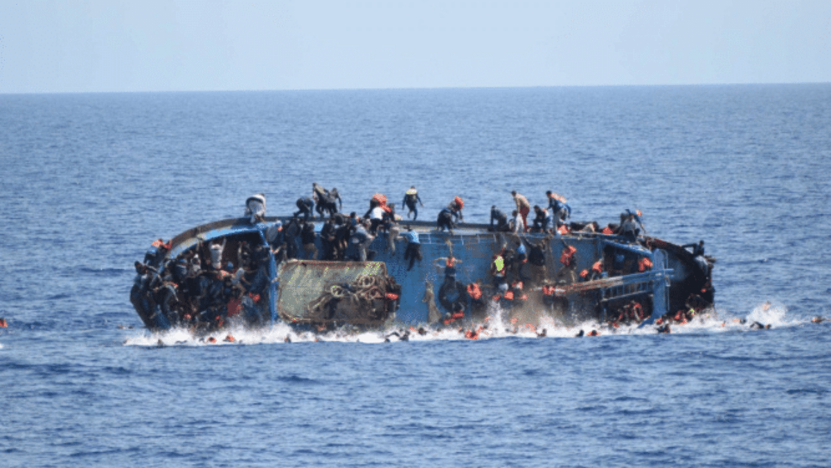 migranti barcone in difficolta libia