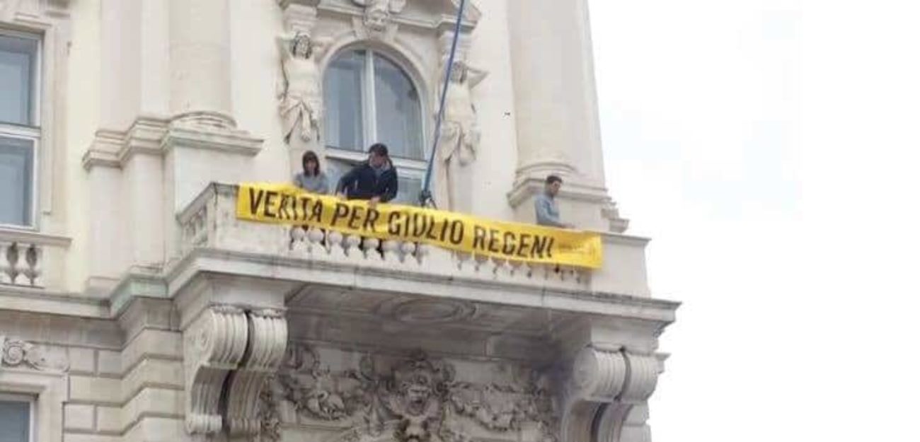 striscione regeni rimosso m5s scontro lega