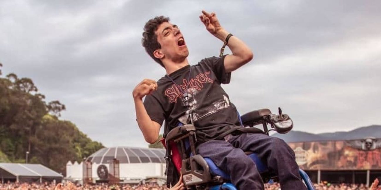 Disabile sollevato al concerto