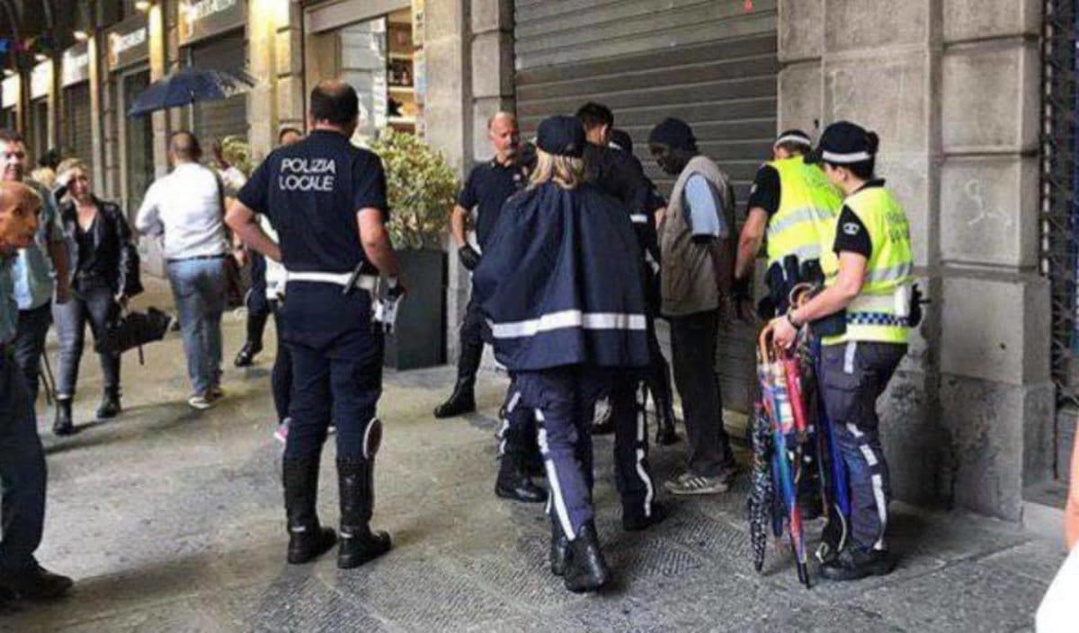 agenti-arrestano-venditore-ambulante-ombrelli-genova