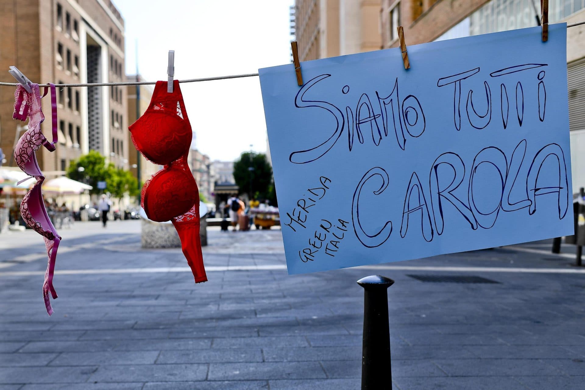 donne senza reggiseno rackete