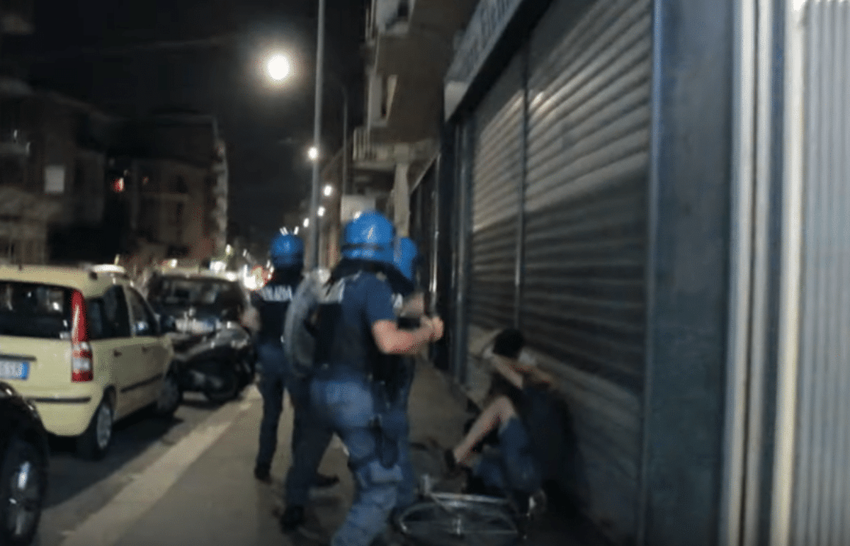 Torino giornalista picchiati polizia
