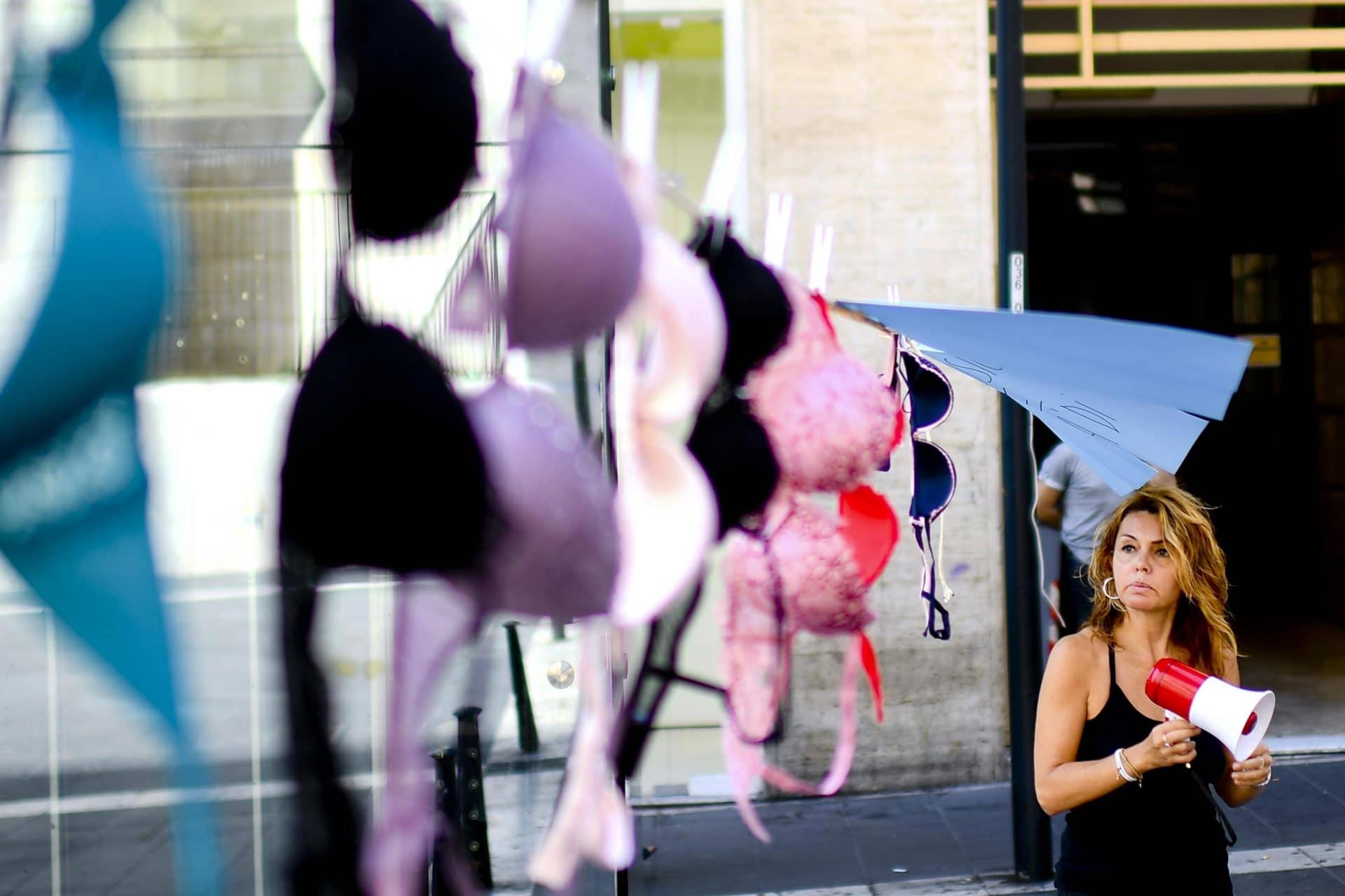 donne senza reggiseno rackete