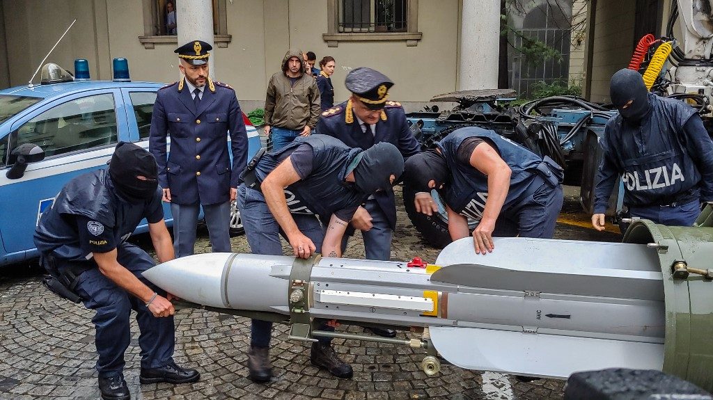 immagini missile sequestrato neonazisti torino